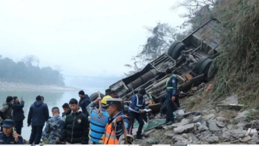 নেপালে বাস দুর্ঘটনায় পর্যটকসহ ১৯ জনের মৃত্যু নেপালে বাস দুর্ঘটনায় পর্যটকসহ ১৯ জনের মৃত্যু